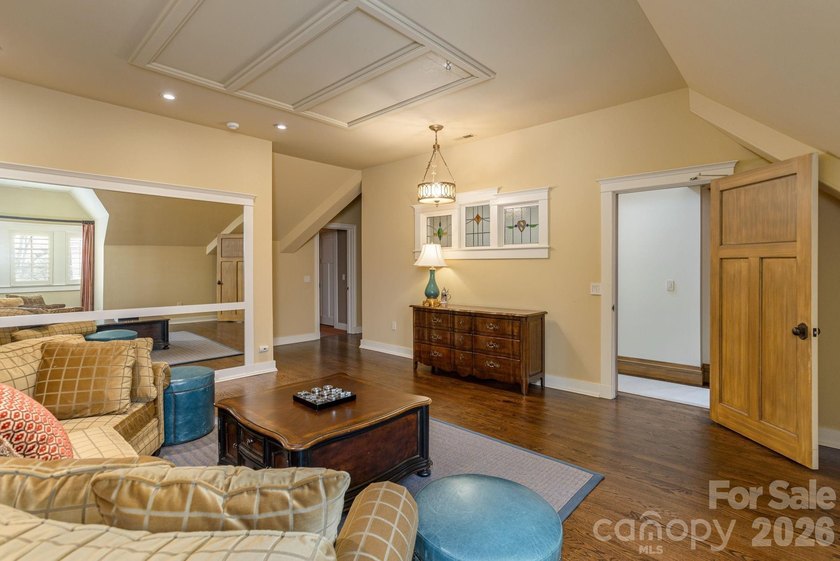 Welcome to 8 Fairway Place, where timeless architecture - photo 29