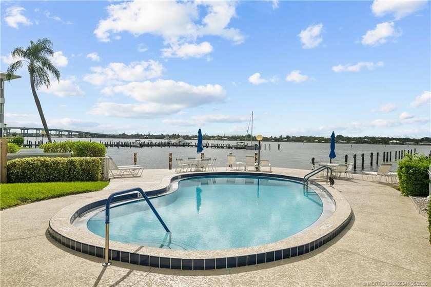 Florida living at its best! Beautifully maintained 2 bedroom, 2 - photo 29