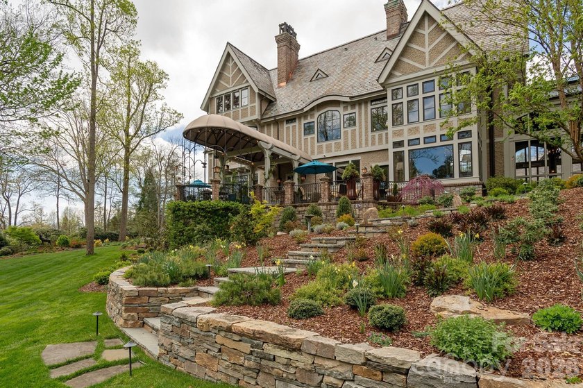 Welcome to 8 Fairway Place, where timeless architecture - photo 43