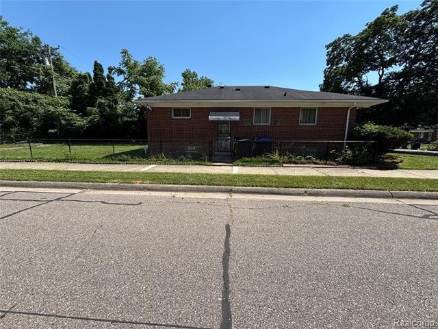 Welcome to this well-maintained 3-bedroom, 2-bath brick ranch - photo 4