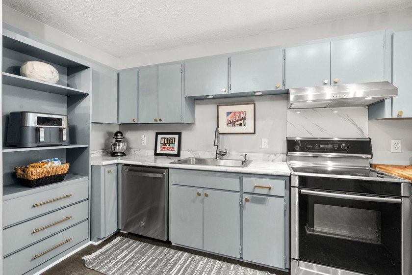 Come step inside this beautifully refreshed condo, and feel an - photo 26