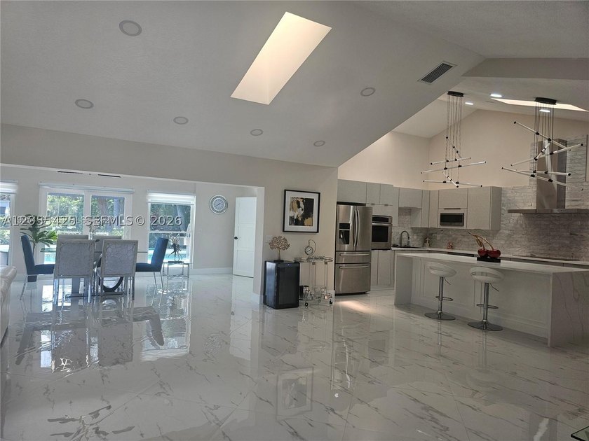 Modern heated pool and spa 4/2 Single-story residence in PGA - photo 3