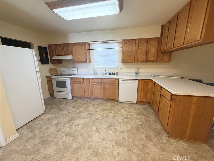 Discover the potential in this 3-bedroom, 2-bath home offering - photo 9
