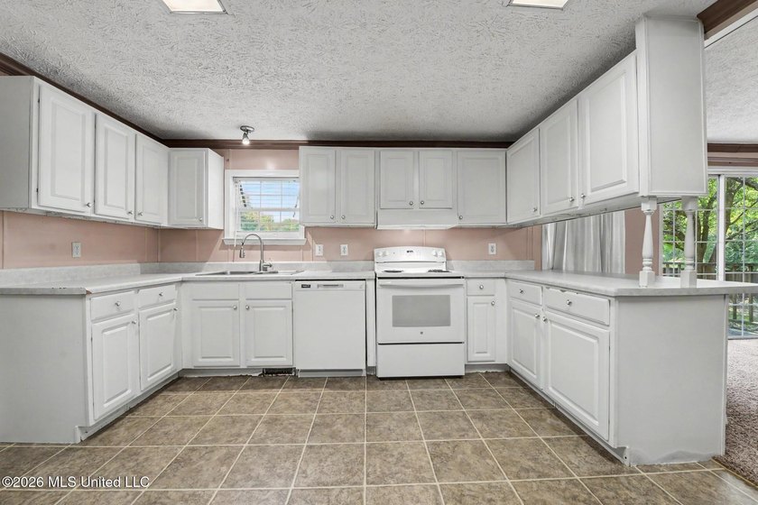 Spacious 3BR/2BA double-wide home with 2,342 SF on 1.37 acres in - photo 10
