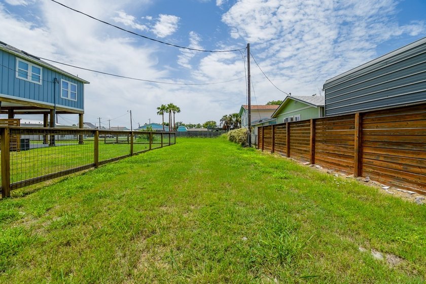 Just 4 blocks from the water's edge, with easy access to the - photo 2