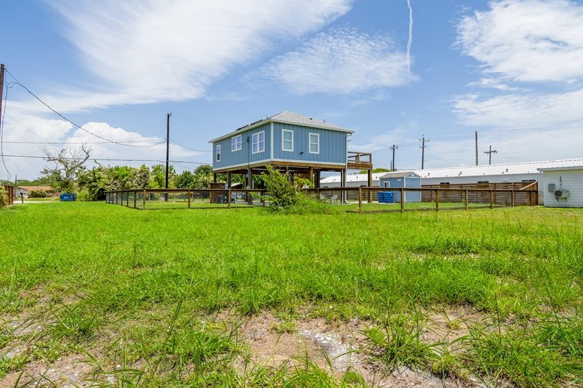 Just 4 blocks from the water's edge, with easy access to the - photo 6