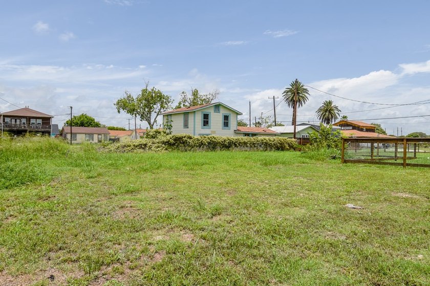 Just 4 blocks from the water's edge, with easy access to the - photo 8