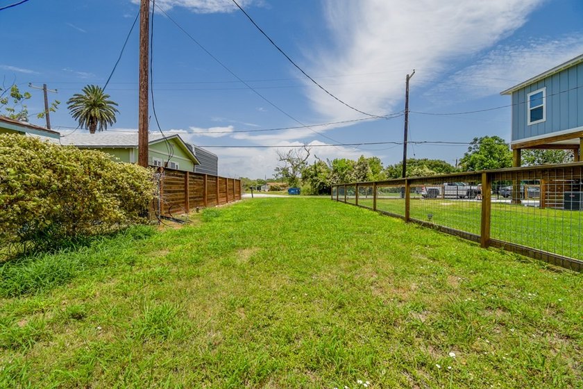 Just 4 blocks from the water's edge, with easy access to the - photo 9