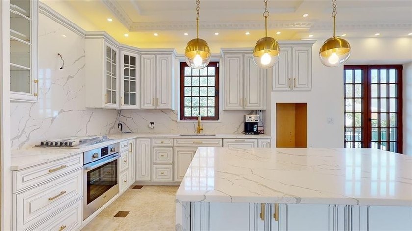 Best neighborhood! Luxury 3 story Mansion-Like house, among very - photo 13