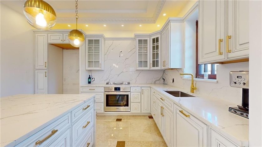 Best neighborhood! Luxury 3 story Mansion-Like house, among very - photo 17