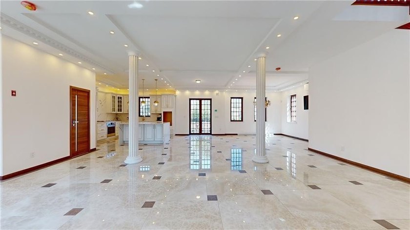 Best neighborhood! Luxury 3 story Mansion-Like house, among very - photo 19