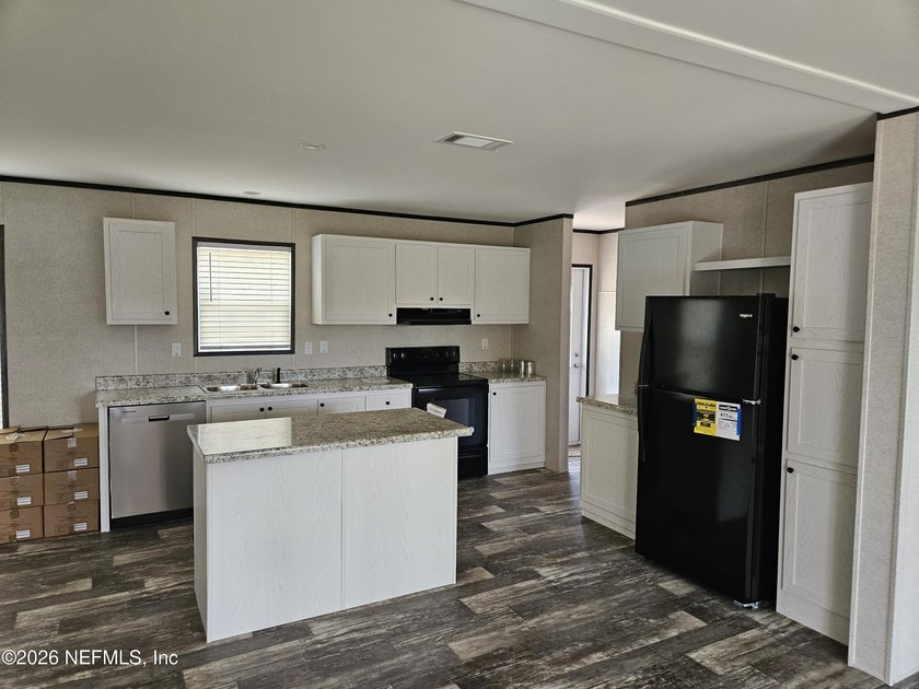 Newer manufactured home on a private road in very close - photo 2