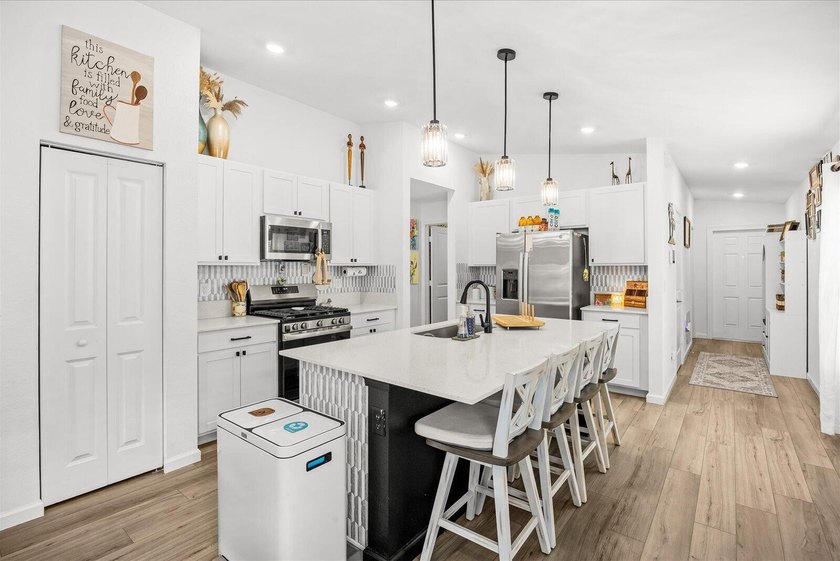 Welcome to this thoughtfully designed 3 bedroom, 2 bathroom - photo 7