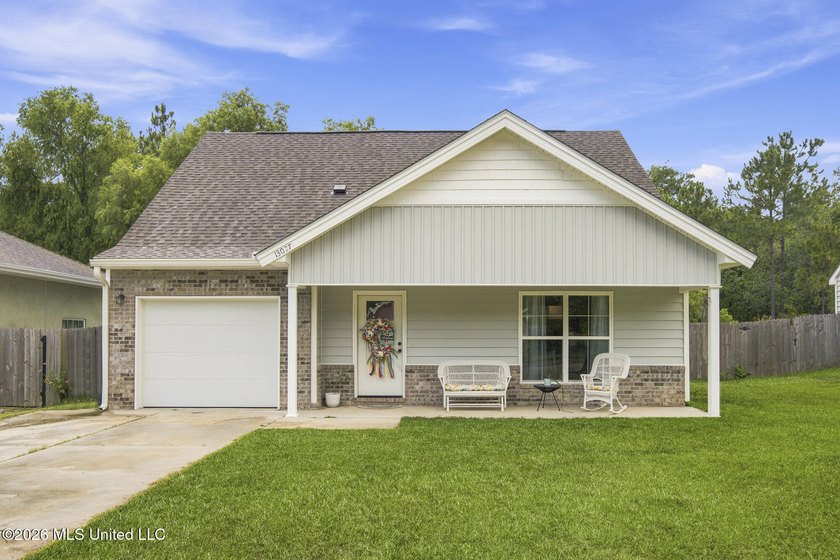 Move-in ready in Turtle Creek. New carpet, fresh paint, and all - photo 2