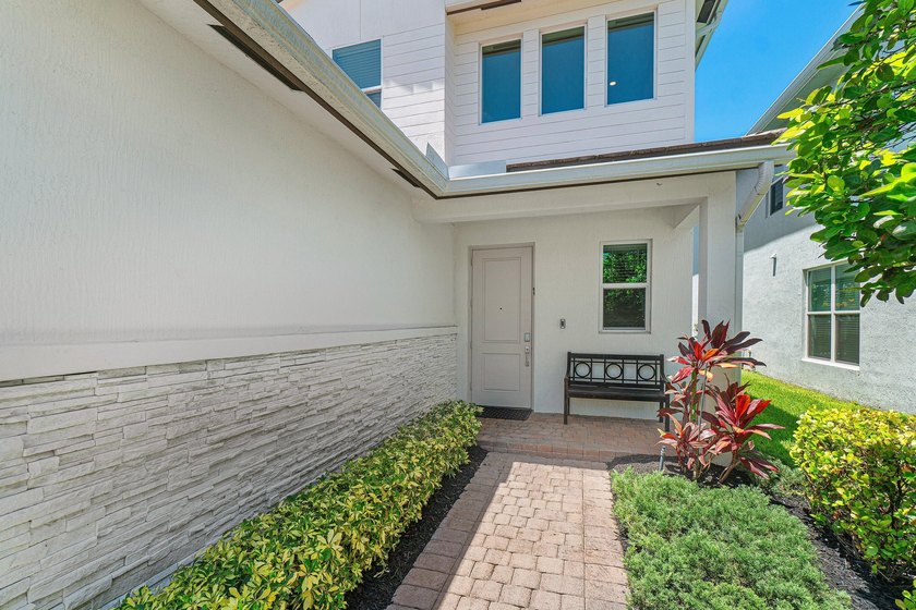 HURRY, THIS ONE WONT LAST !!! LUXURY LIVING ON A SPECTACULAR - photo 2