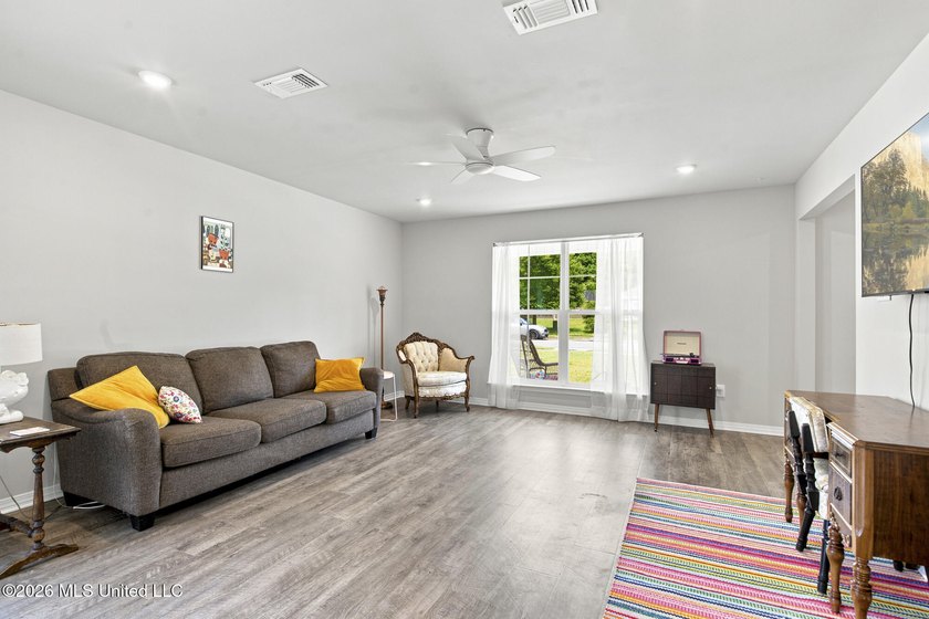 Move-in ready in Turtle Creek. New carpet, fresh paint, and all - photo 4