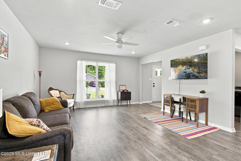 Move-in ready in Turtle Creek. New carpet, fresh paint, and all - photo 6