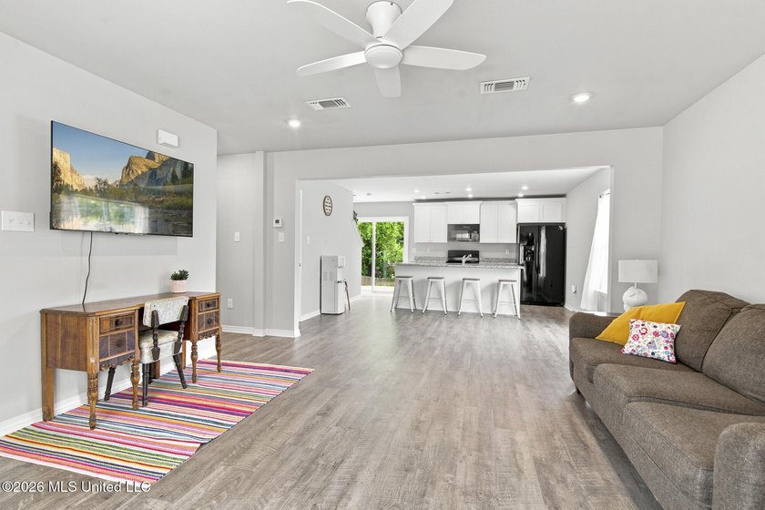 Move-in ready in Turtle Creek. New carpet, fresh paint, and all - photo 7