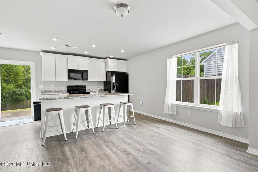 Move-in ready in Turtle Creek. New carpet, fresh paint, and all - photo 8