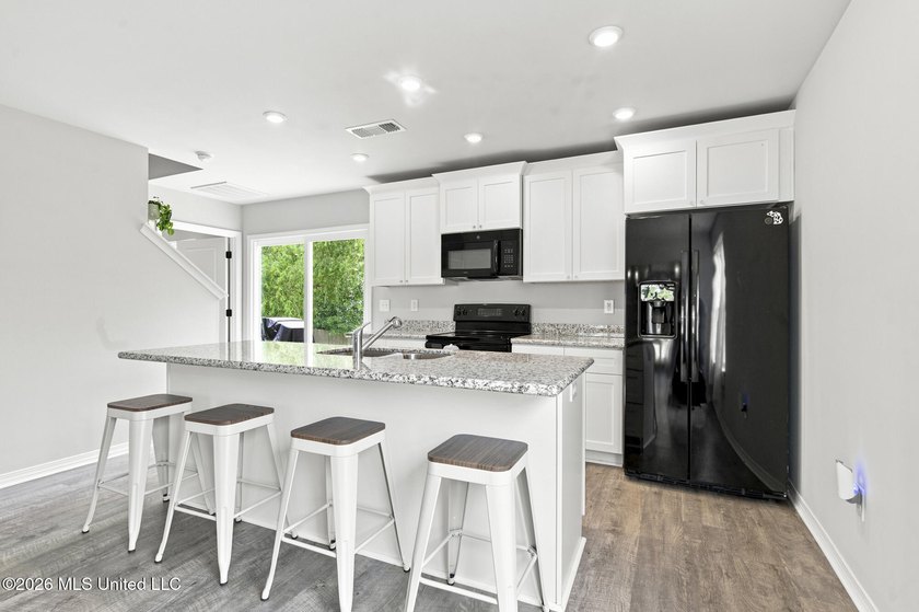 Move-in ready in Turtle Creek. New carpet, fresh paint, and all - photo 10