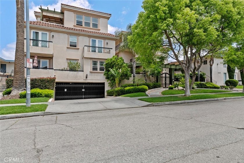 Prime location in Glendale! Beautiful and spacious TownHouse - photo 3