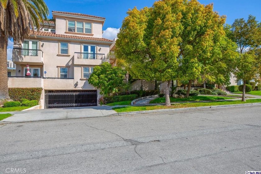 Prime location in Glendale! Beautiful and spacious TownHouse - photo 4