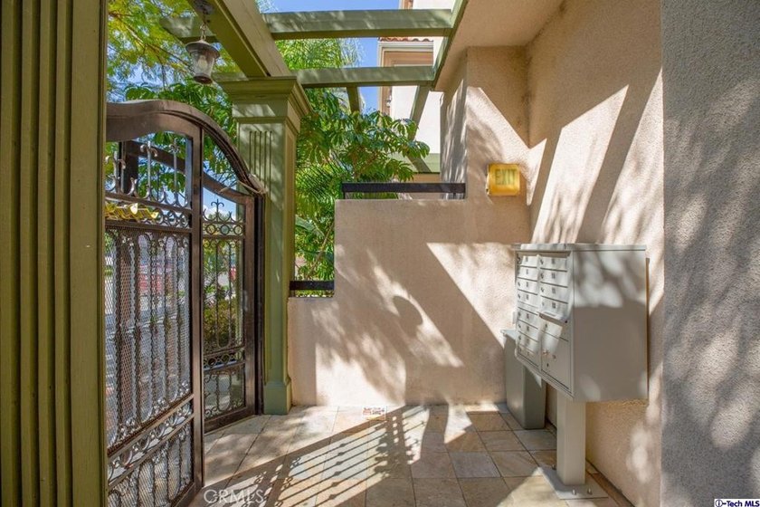 Prime location in Glendale! Beautiful and spacious TownHouse - photo 7