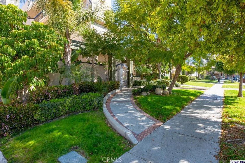 Prime location in Glendale! Beautiful and spacious TownHouse - photo 8
