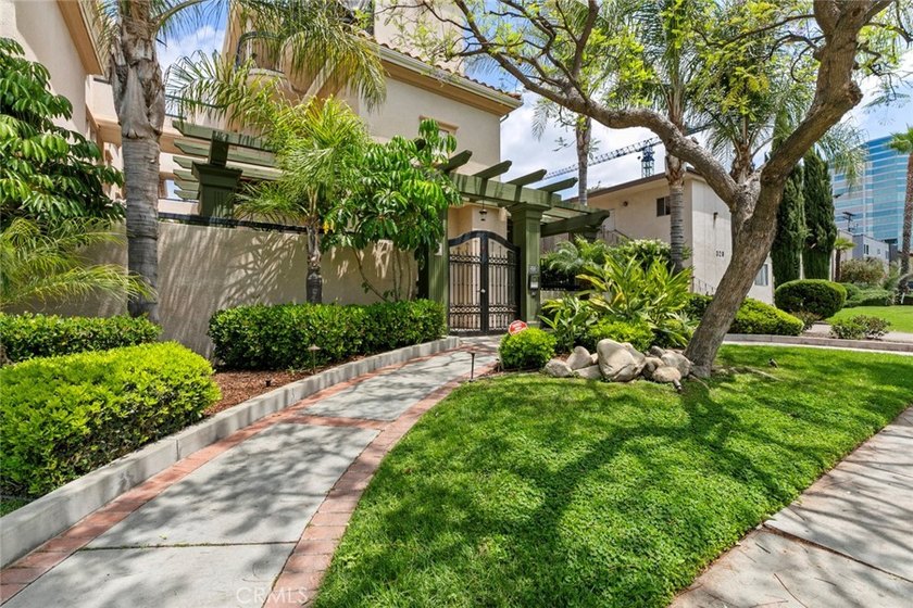 Prime location in Glendale! Beautiful and spacious TownHouse - photo 10