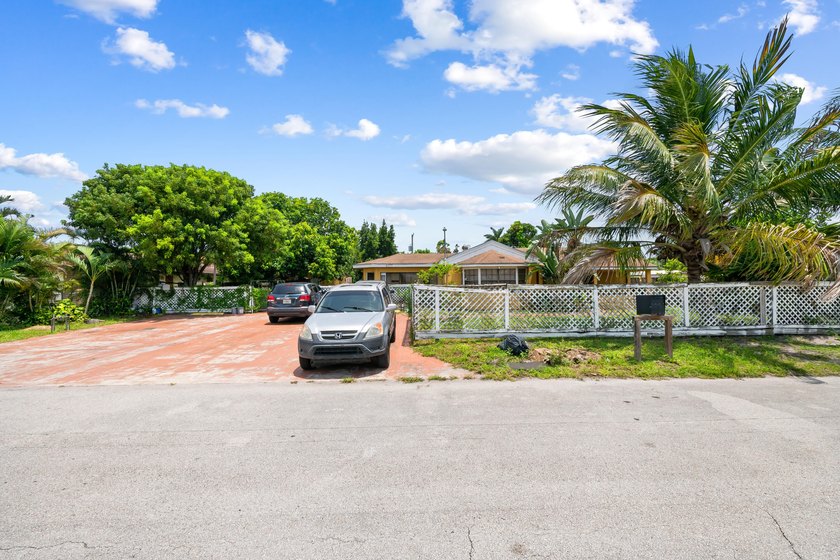 Located on an expansive lot, almost 14,000 sq ft, 4373 Venus Ave - photo 4