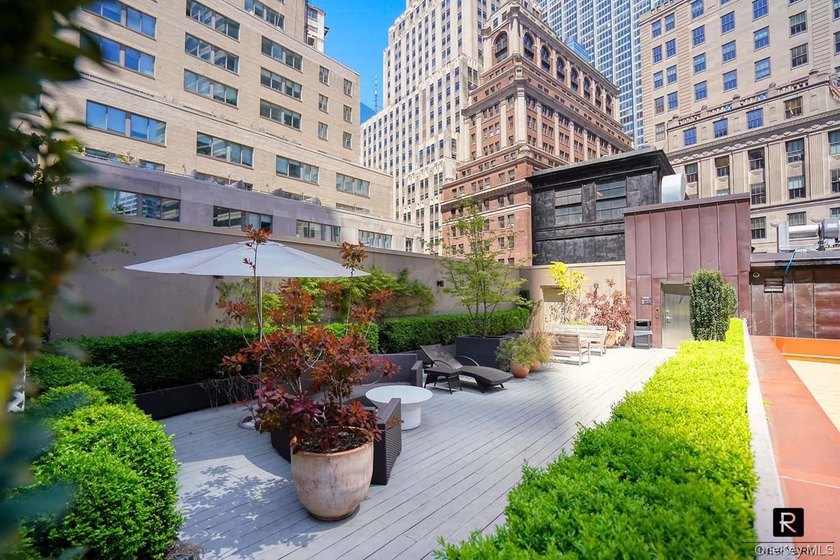 Welcome home to this glamorous corner One Bedroom apartment at - photo 18