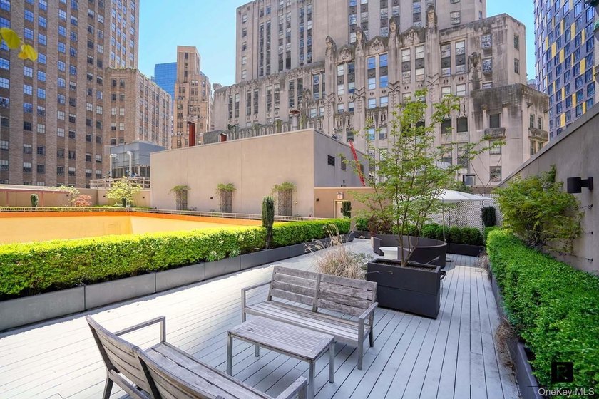 Welcome home to this glamorous corner One Bedroom apartment at - photo 19