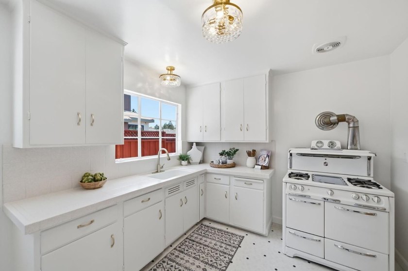Welcome to 1727 Madison Avenue, a beautifully refreshed - photo 7