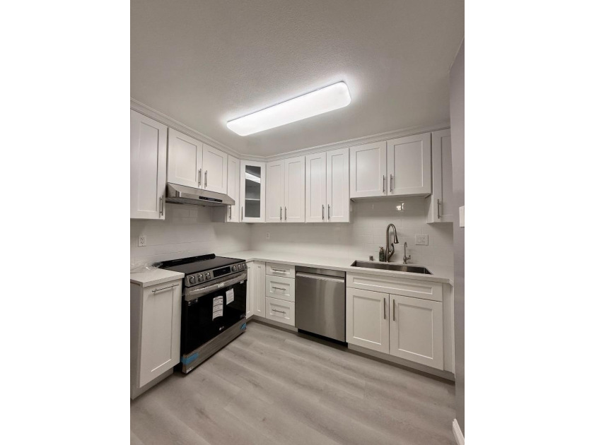 Comfortable and Beautifully Completely remodeled with fresh - photo 4