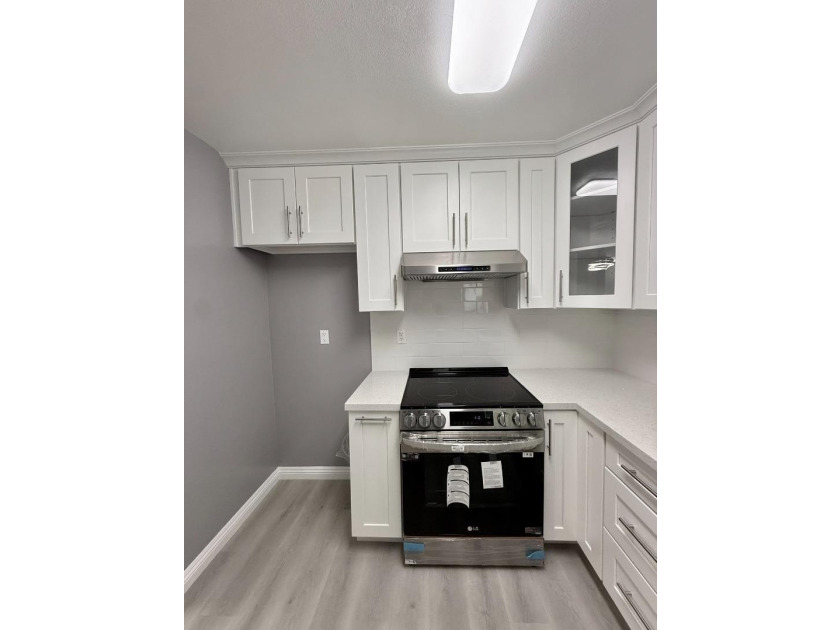 Comfortable and Beautifully Completely remodeled with fresh - photo 6