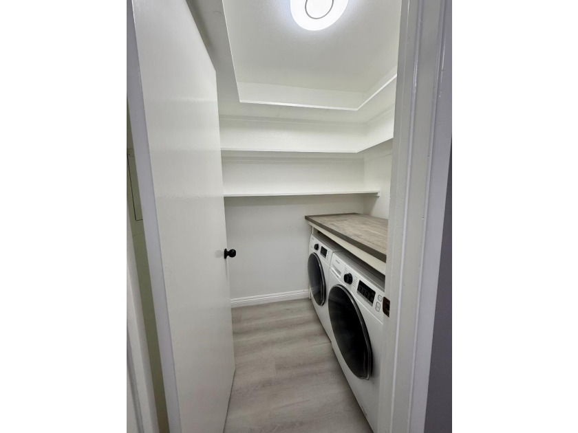 Comfortable and Beautifully Completely remodeled with fresh - photo 10