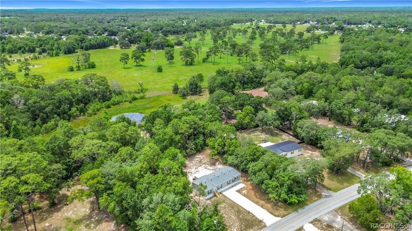 Welcome home to your own private retreat in Homosassa! Nestled - photo 2