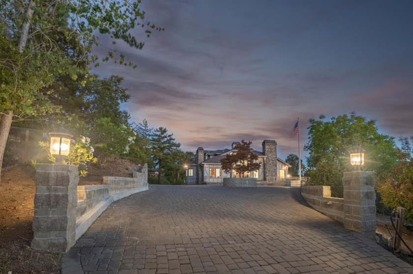 Knoll top estate boasts panoramic views! Wheelchair - photo 8