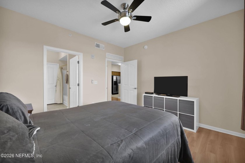 Discover urban living at its finest in this top-floor - photo 9