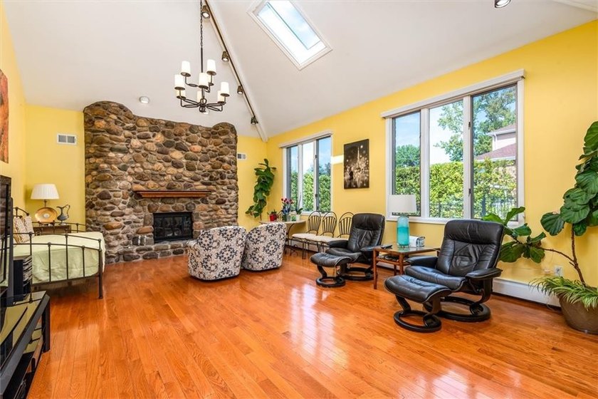 Richmondtown Luxury All-Brick Colonial Located in the - photo 17