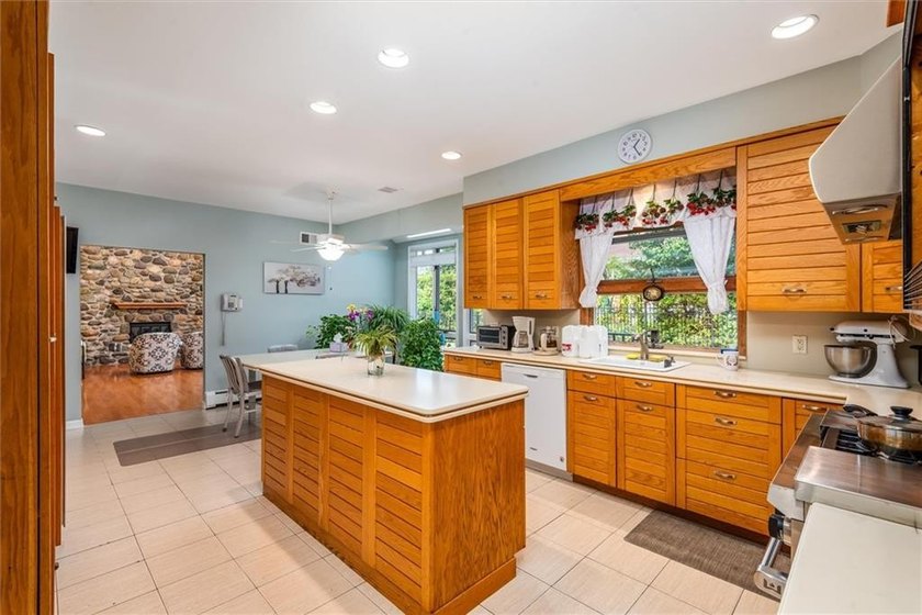 Richmondtown Luxury All-Brick Colonial Located in the - photo 18