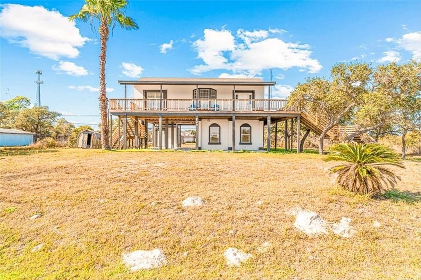 Coastal charm with flexible living space in the desirable - photo 2