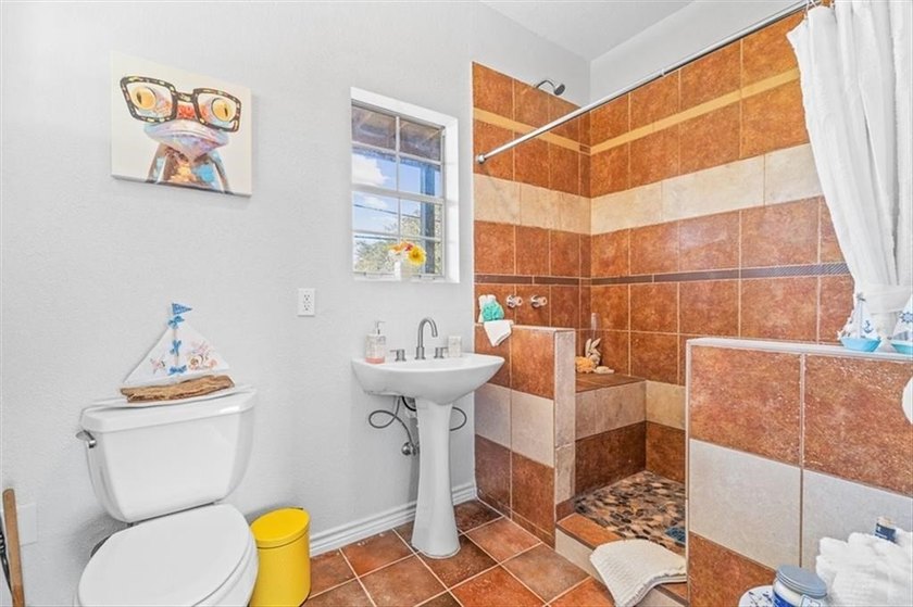 Coastal charm with flexible living space in the desirable - photo 6