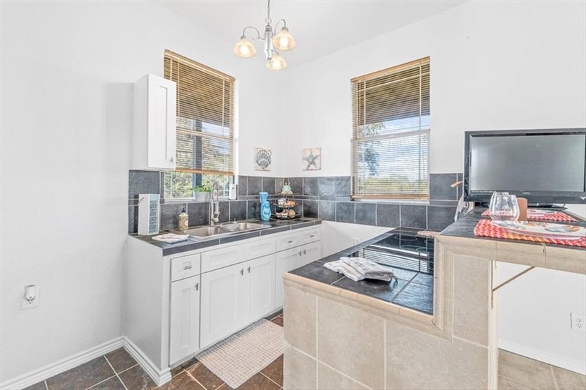 Coastal charm with flexible living space in the desirable - photo 8
