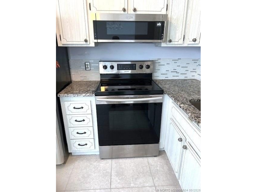 Beautifully tiled 2nd floor 2-bedroom 2-bath unfurnished condo - photo 3