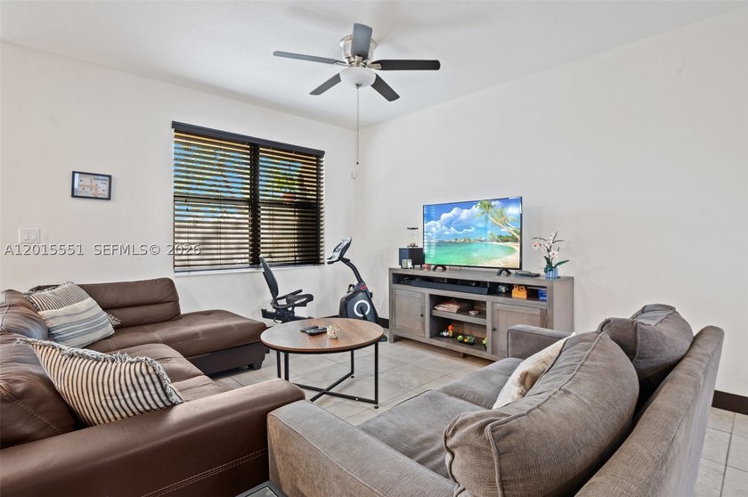 Discover this exquisite 3-bedroom, 2.5-bathroom residence - photo 13