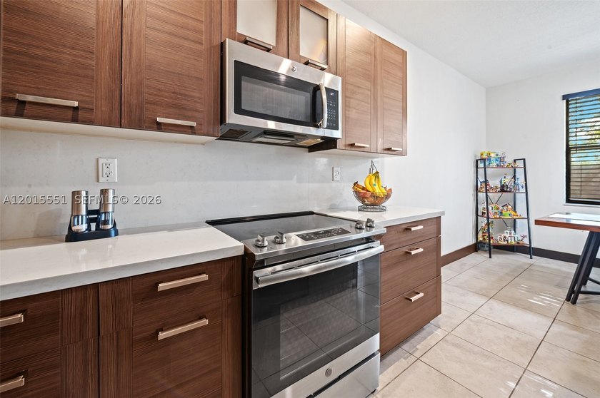 Discover this exquisite 3-bedroom, 2.5-bathroom residence - photo 15