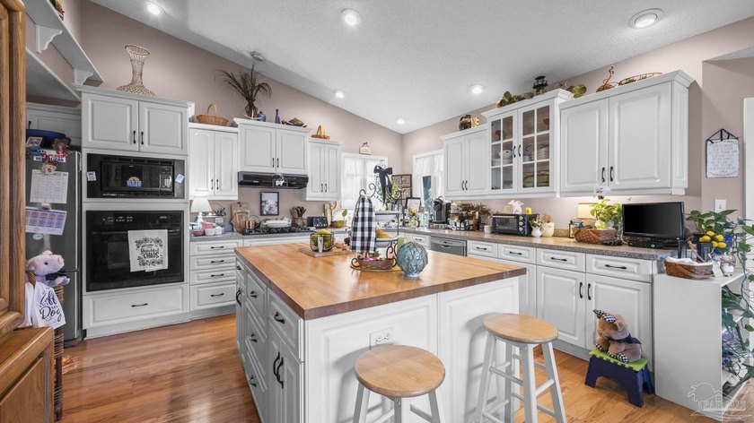 This warm and welcoming Ono Island waterfront home in Orange - photo 17