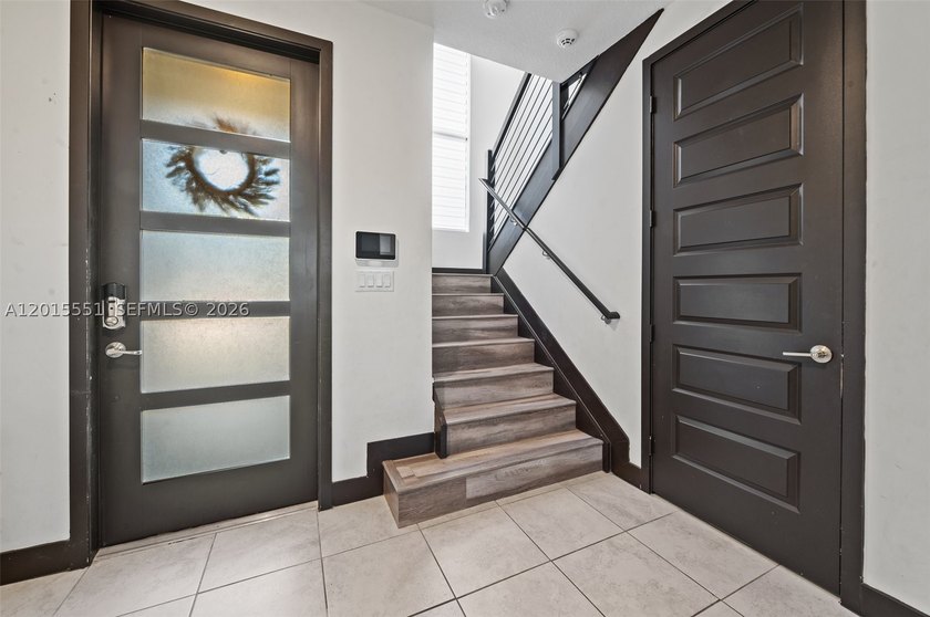 Discover this exquisite 3-bedroom, 2.5-bathroom residence - photo 19