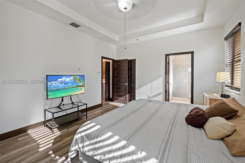 Discover this exquisite 3-bedroom, 2.5-bathroom residence - photo 23